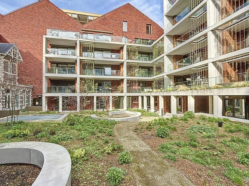 Bent u op zoek naar een comfortabele assistentiewoning waar zelfstandig wonen, veiligheid en ondersteuning centraal staan? Ontdek deze ruime assistent