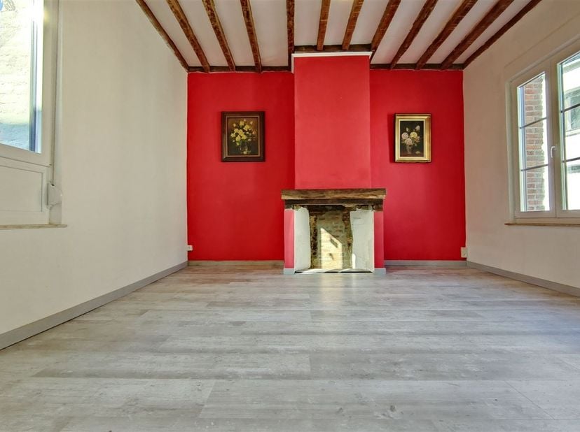 Charmante maison mitoyenne partiellement rénovée, située au calme en plein centre-ville de Tournai.<br />
Vous y retrouverez :<br />
·Au sous Sol une