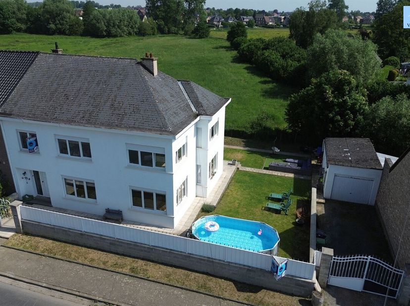 MAISON RÉNOVÉE AVEC 4 CHAMBRES ET JARDIN<br />
Prix indicatif : 399 000 euros<br />
Cette maison spacieuse bénéficie d'un emplacement idéal à proximit