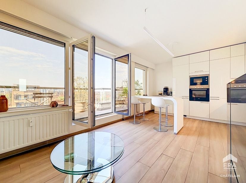 Penthouse rénové 1 chambre à vendre avec terrasse, parking et caveIdéalement situé entre le parc Josaphat et Terdelt, ce superbe penthouse 1 chambre v