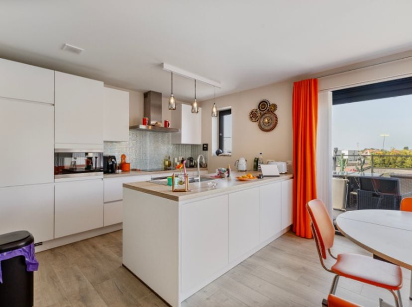 Dit appartement op de eerste verdieping van dit kleinschalig gebouw is perfect gelegen op enkele minuten van de jachthaven van Nieuwpoort en het stran