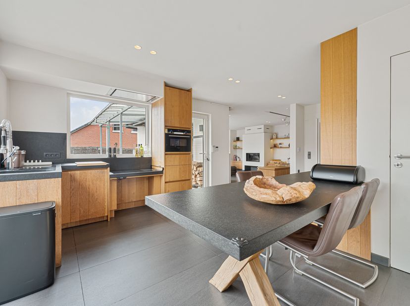 Unieke topper met 5 slaapkamers, lift, mega garage &amp; wellness tuin!<br />
Op zoek naar ruimte, comfort én dat tikkeltje extra? Deze instapklare woning