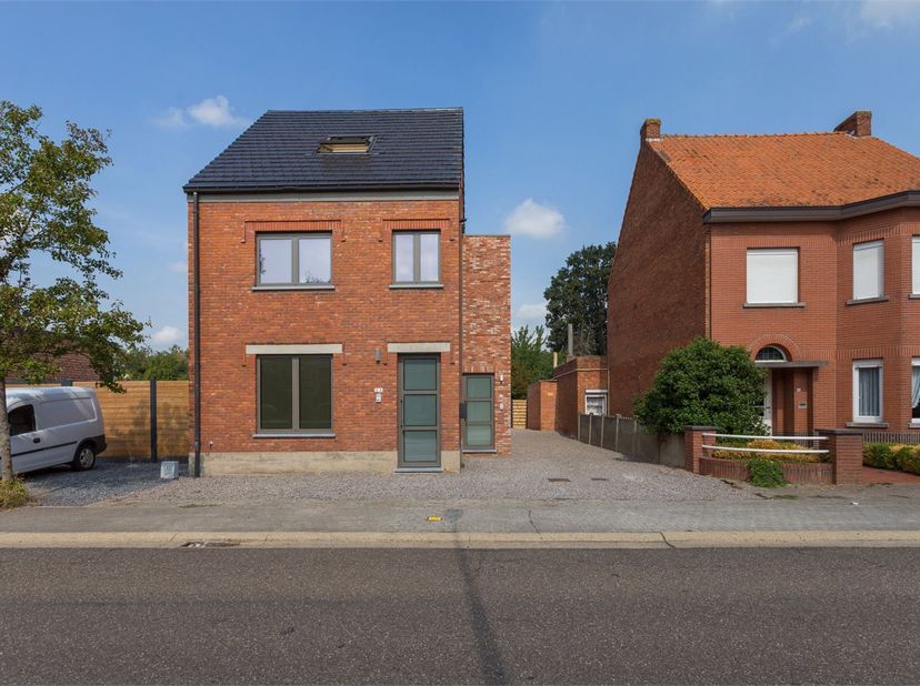 AFSPRAKEN ENKEL VIA MAIL!!<br />
<br />
In een rustige, residentiële straat te Halen vindt u dit recent appartement (2016), ondergebracht in een wonin