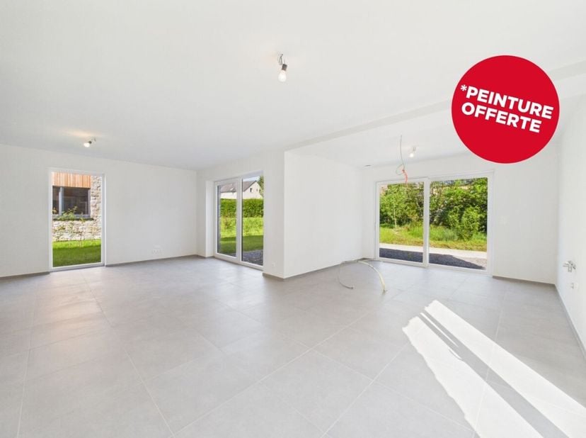 Lagence ERA B-LUX vous présente cette villa construite en 2026, avec jardin, garage et mare, située dans un environnement paisible à deux pas du centr