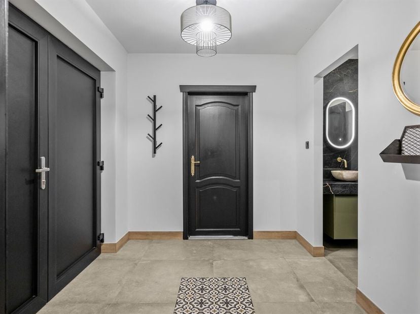 Vrijstaande en gerenoveerde woning te koop<br />
Deze verrassend ruime woning combineert comfortabel wonen met een uitstekende bereikbaarheid richting