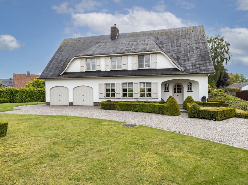 Deze ruime vrijstaande woning is gelegen op een perceel van 1.246m² in een doodlopende straat nabij het centrum van Arendonk.<br />
De woning heeft o.