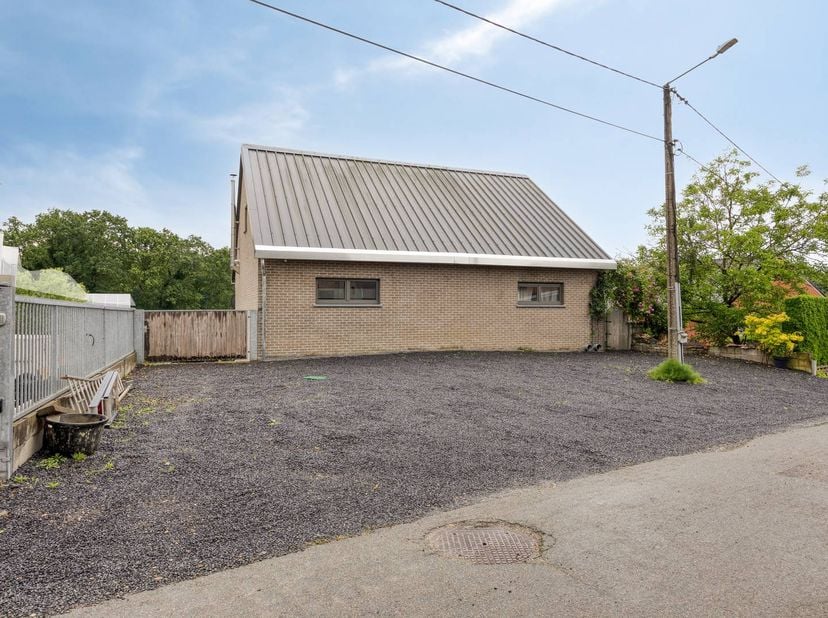 Bent u op zoek naar een unieke, instapklare open bebouwing op een uiterst rustige locatie? Dit prachtig gelegen huis te koop in Bree bevindt zich in e