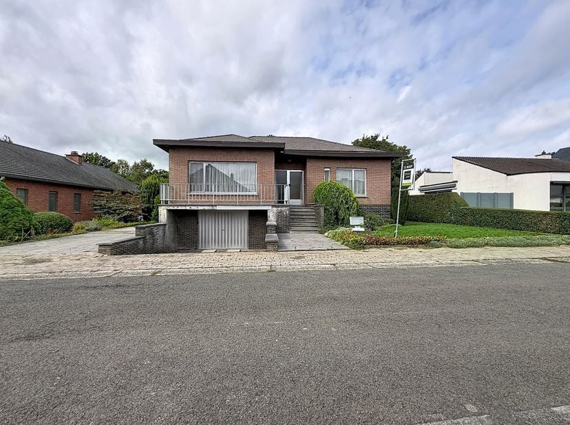 Op zoek naar een woning met ruimte en potentieel in een kindvriendelijke omgeving? Deze mooie open bebouwing is gelegen in een zeer rustige, doodlopen
