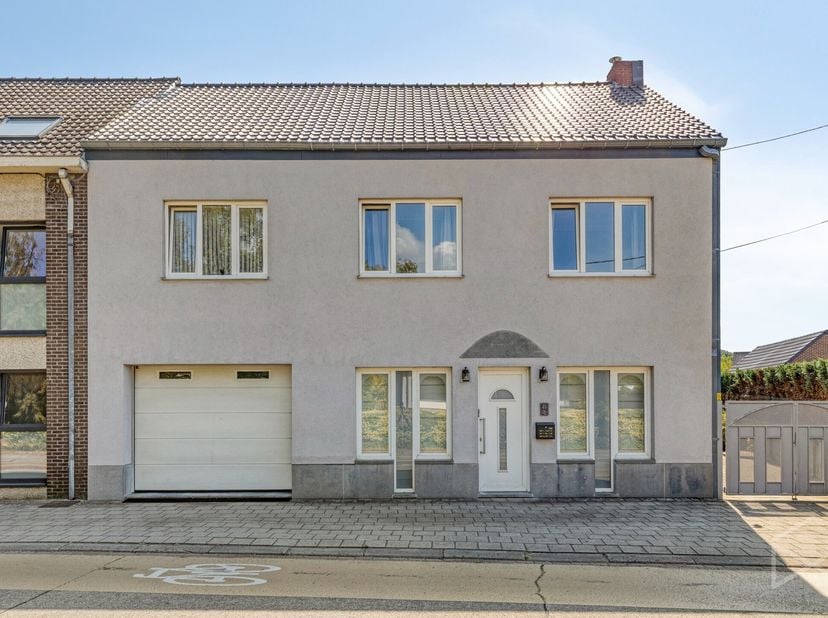 Handelspand met woonst (315m²) te koop in Ham<br />
<br />
Bij binnenkomst komen we binnen in de ruime praktijkruimte (28m²) met bergruimte en bureau.