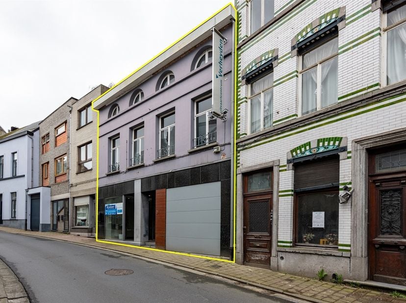 Deze handelswoonst is gelegen in het hart van Wetteren. De ligging van dit pand is zeer aantrekkelijk, met alle benodigde faciliteiten binnen handbere