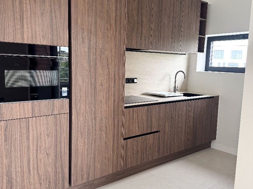 Op zoek naar een zorgeloze investering of naar een plaats om na een lange dag thuis tot rust te komen? Dan is het 2-slaapkamerappartement op de vijfde
