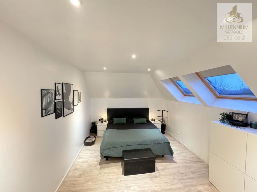 Dit prachtig afgewerkte duplex/penthouse, volledig gerenoveerd in 2018, is een absolute parel in het hart van Diepenbeek.<br />
<br />
Met een bewoo