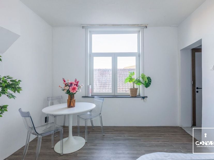 Deze te renoveren studio is gelegen aan de binnenring van Gent, waardoor u een vlotte verbinding heeft naar Gent Centrum, de R4 en N9. Daarnaast zijn