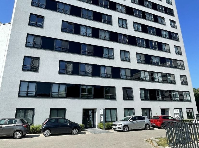 Inschrijven voor het bezoekmoment via onze website<br />
www.flame-estate.be <br />
Dit ruim appartement gelegen op de 6e verdieping , heeft een mooi