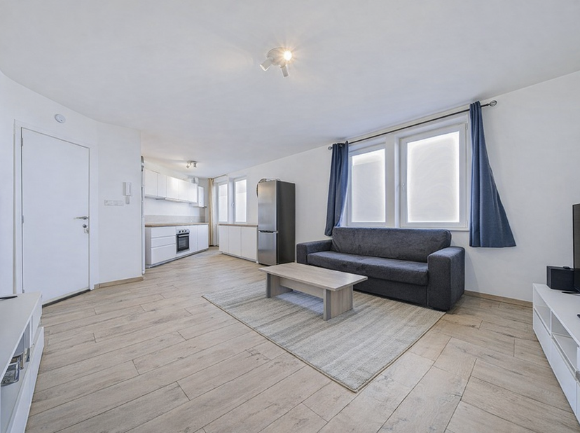 EasyHome stelt u dit leuke appartement voor, gelegen op het gelijkvloers. Volledig gerenoveerd in 2024, net zoals het volledige gebouw, biedt het uits