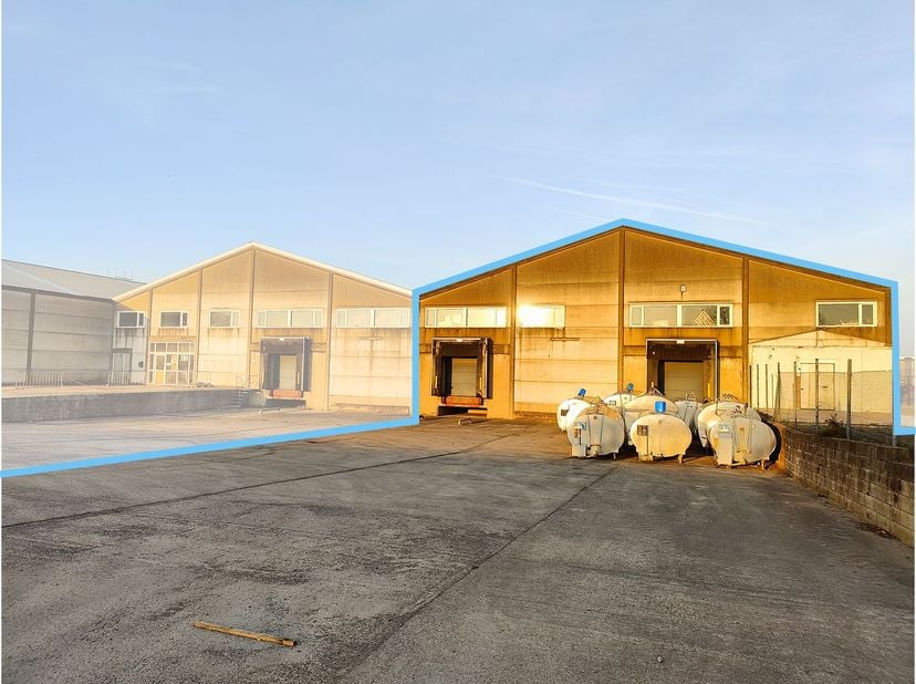 Logistieke magazijnruimte met een oppervlakte van 1.200 m² op een terrein van +/- 2.225 m² te huur.<br />
<br />
De magazijnruimte heeft een vrije hoo