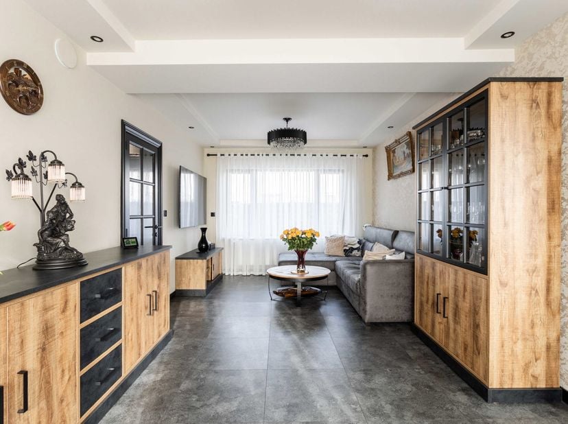 Cette maison a été entièrement rénovée avec des matériaux de haute qualité en 2025.<br />
La maison comprend 4 chambres, une cuisine entièrement équip