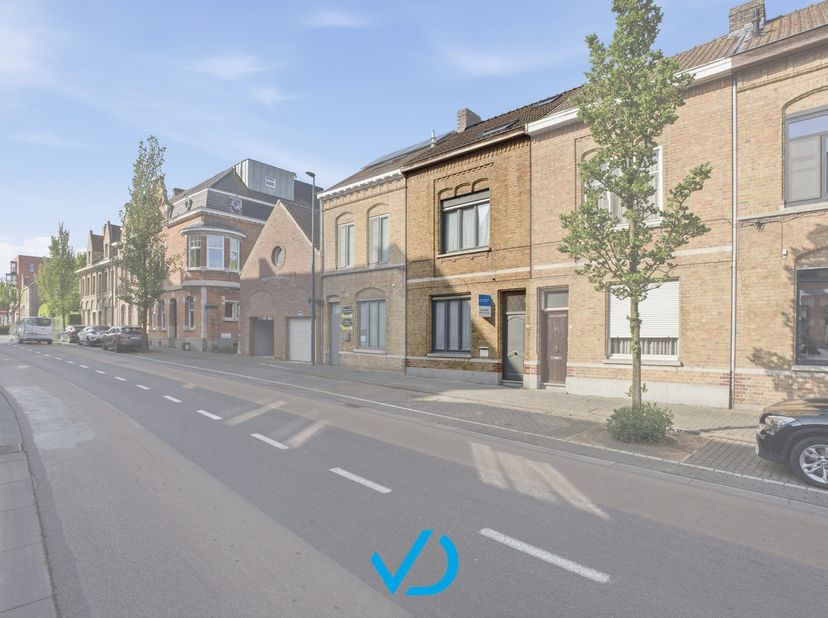 In de Polenlaan, op een uitstekende ligging vlak bij het centrum van Ieper, ontdek je deze instapklare woning. Je staat in een mum van tijd op de Grot
