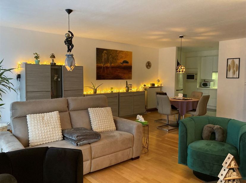 Goed gelegen appartement met 2 slaapkamers en ruim terras.<br />
Ligging: Midden in het centrum van Herentals met alle faciliteiten (winkels, scholen,