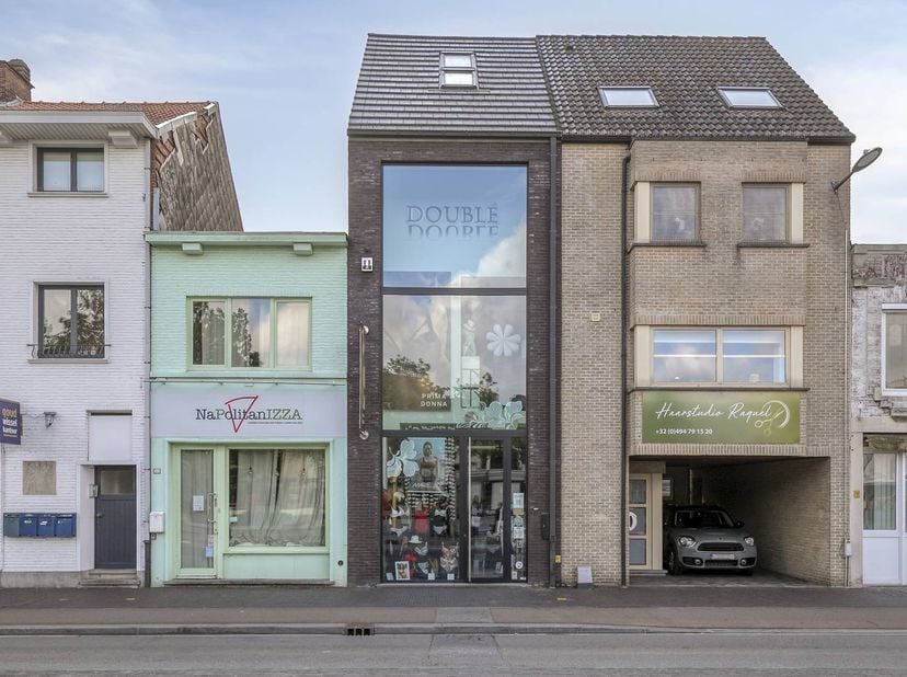 Ruim handelspand met top visibiliteit te koop in centrum Kapellen, vlak aan het dorpsplein. Handelsruimte ca. 80m² op het gelijkvloers met nog twee ex