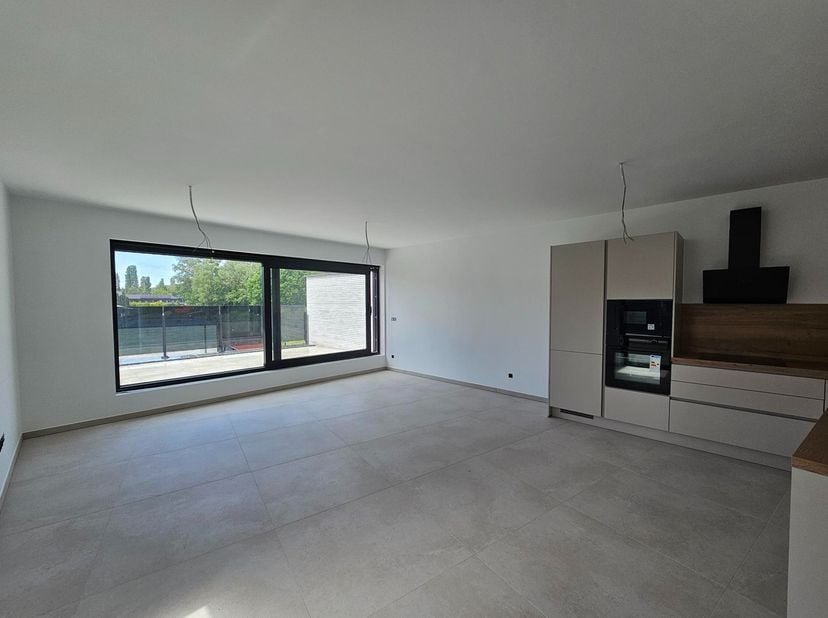 Degelijk afgewerkt nieuwbouw appartement met terras.<br />
Dit nieuwbouw appartement op de eerste verdieping is gelegen in Opgrimbie, dichtbij het cen
