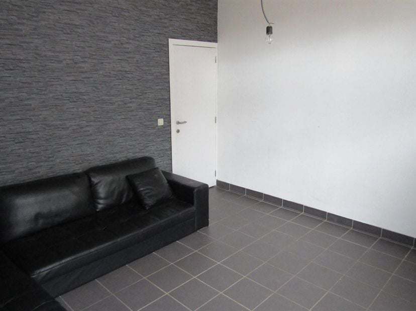 Instapklare gerenoveerde woning met 3 slaapkamers en tuin<br />
<br />
Ligging: Rustig gelegen in de Veldstraat te Geel, met een vlotte verbinding n