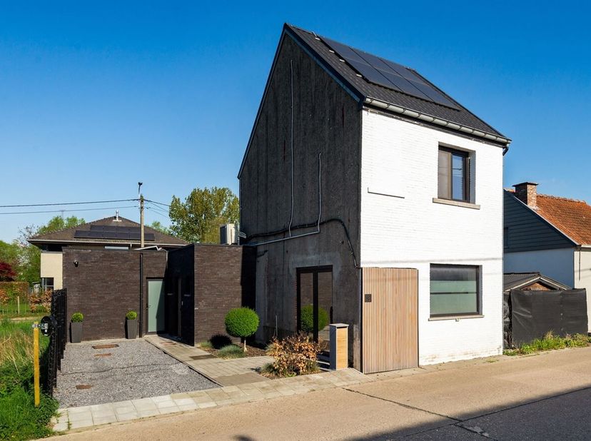 Deze instapklare woning is gelegen in het charmante Sint-Amands, een deelgemeente van Puurs-Sint-Amands. De woning geniet van een rustige en aangename