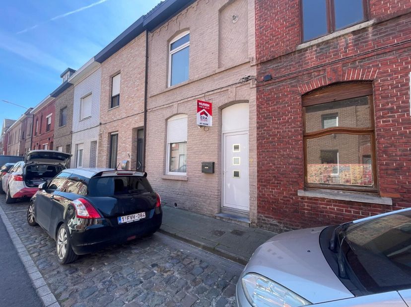 Menen - Volledig moderne en gerenoveerde woning met 3 slaapkamers te huur.Indeling:Inkom, bureau (berging), woonkamer met keuken, terras/tuin1ste verd
