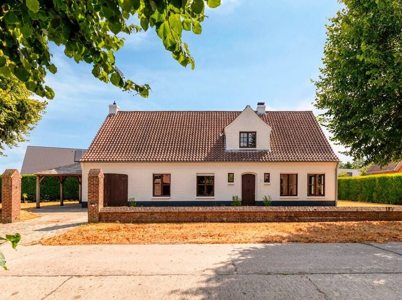 Deze charmante vrijstaande gezinswoning ligt op het einde van&amp;nbsp;een rustige, doodlopende straat nabij het centrum van Merendree en biedt met een be