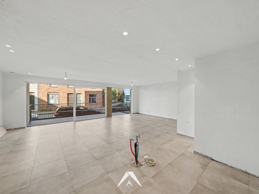 In de eigentijdse en kleinschalige Residentie Carpe Diem wordt dit ruime gelijkvloerse appartement van 152 m² aangeboden. Het appartement combineert c