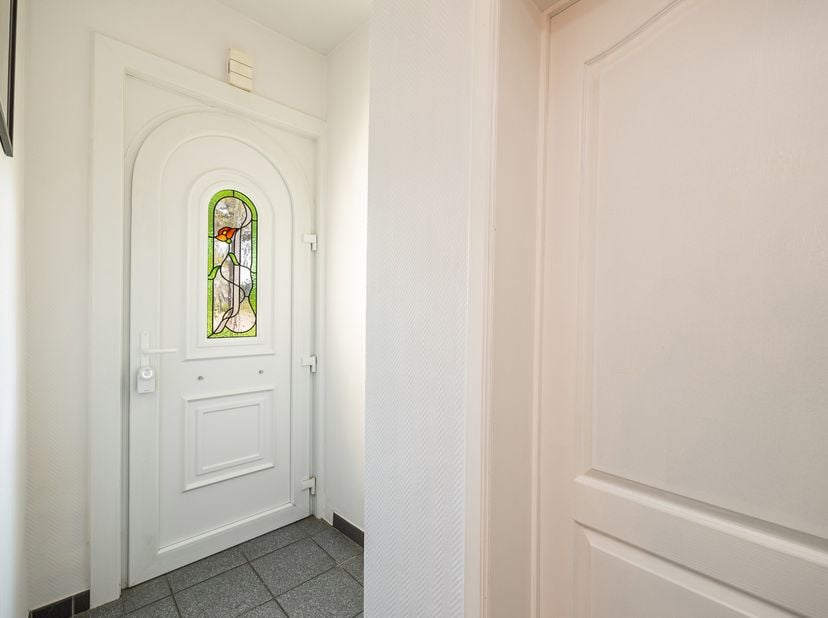 CHARMANTE HALFOPEN BEBOUWING MET DRIE SLAAPKAMERS OP EEN UITSTEKENDE LOCATIE NABIJ HET CENTRUM VAN GENK<br />
<br />
Deze gezellige halfopen bebouwing