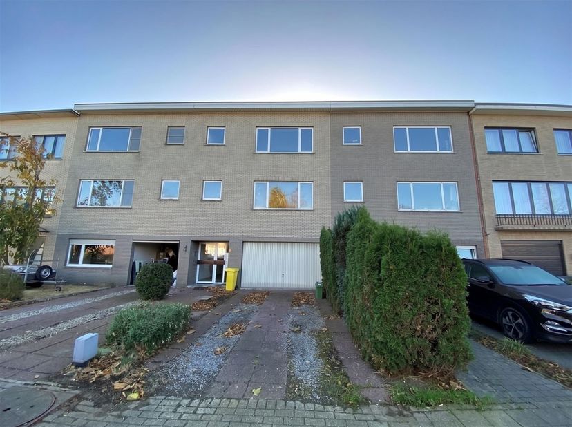 Ruim appartement met 2 slaapkamers en terras op de 2de verdieping van een kleinschalig gebouw.<br />
 <br />
Gelegen in een kindvriendelijke, rustig