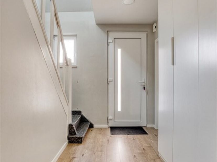 Bent u op zoek naar een instapklare woning met ruimte, comfort én een rustige ligging? Deze smaakvol gerenoveerde halfopen bebouwing, gelegen aan een