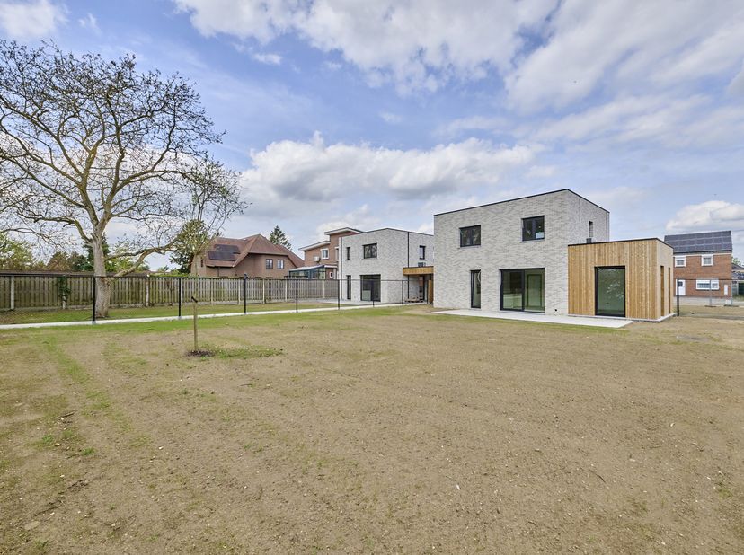Nieuwe verkaveling in Neeroeteren aan de voormalige melkerij bestaande uit 2 woningen op grote percelen, drie bouwgronden en achterliggende gronden.<b