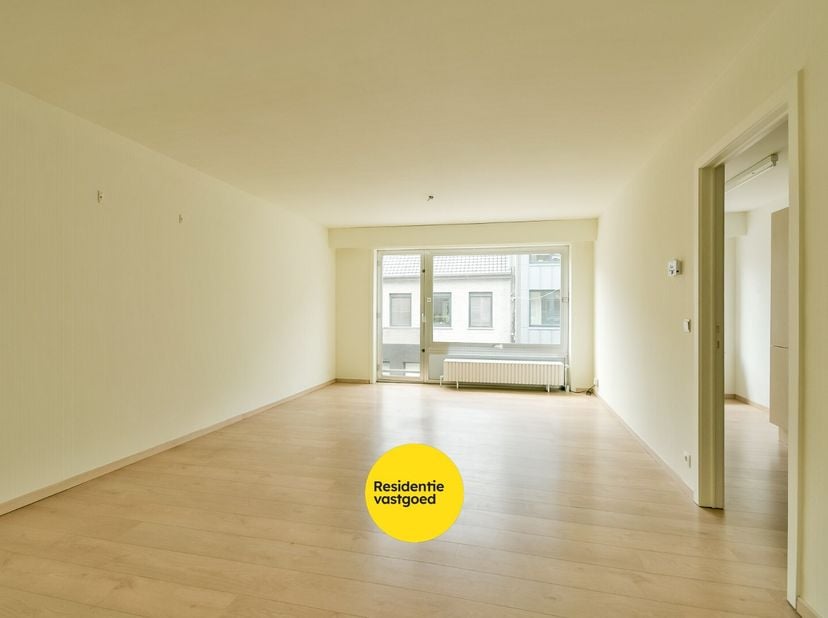 Ontdek dit instapklaar appartement, gelegen op de eerste verdieping in het hart van Torhout. Dankzij de centrale ligging bevindt de Markt zich op slec