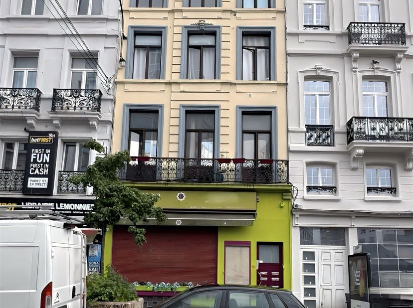 Bruxelles à proximité de la gare du Midi - Immeuble de rapport mixte comprenant un rez-de-chaussée commercial, 6 logements et combles aménagés - Selon