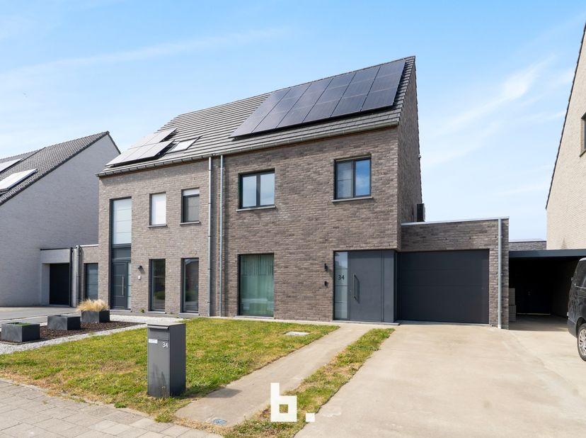 Deze ruime gezinswoning is gelegen in een rustige en kindvriendelijke straat vlakbij winkels en scholen. <br />
De indeling van deze BEN- WONING (E -