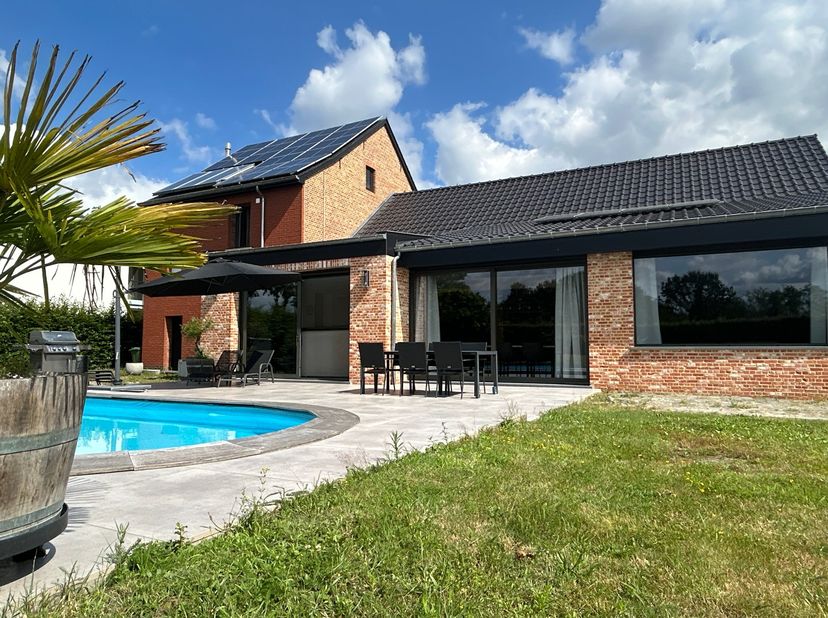 Landelijke charme en hedendaagse architectuur vinden elkaar in deze prachtig gerenoveerde woning. De royale leefruimte met geïntegreerde open keuken b
