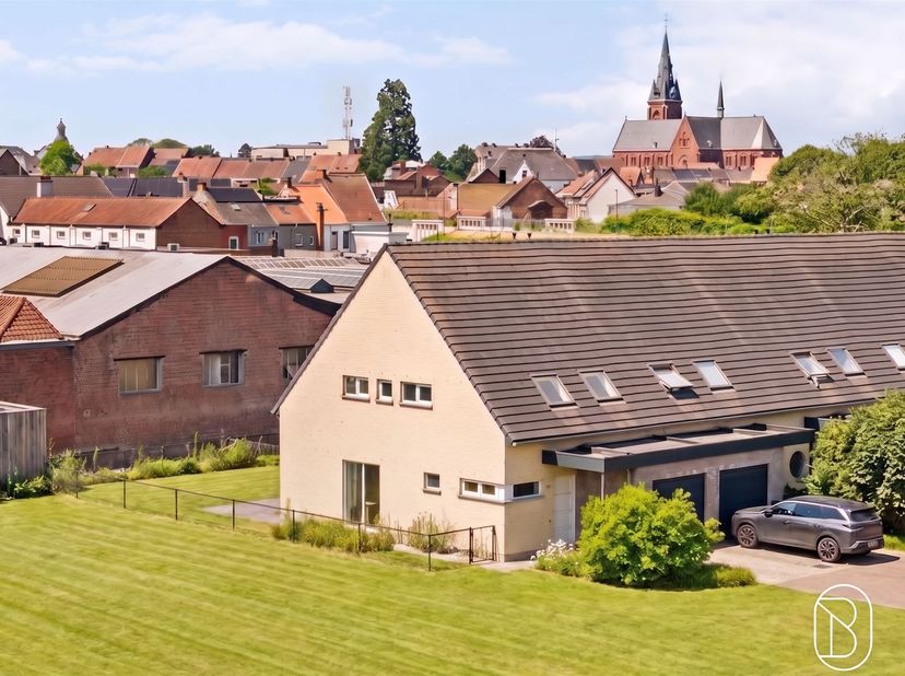 Maison mitoyenne prête à emménager, comprenant 3 chambres, un garage et un jardin urbain ensoleillé<br />
<br />
Cette maison mitoyenne bien entrete