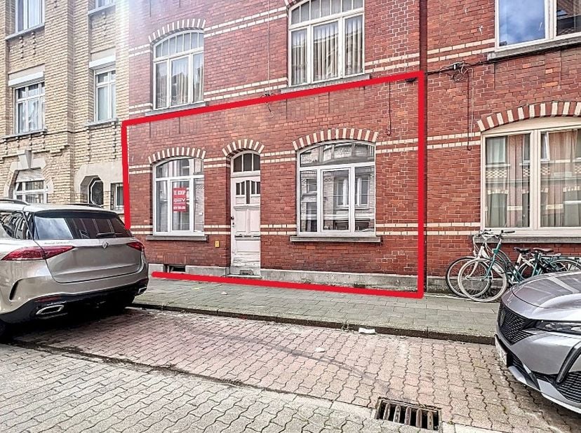Dit aangenaam instapklaar 1-slkr appartement bevindt zich op de gelijkvloerse verdieping van een kleine burgerwoning. <br />
<br />
Het appartement is