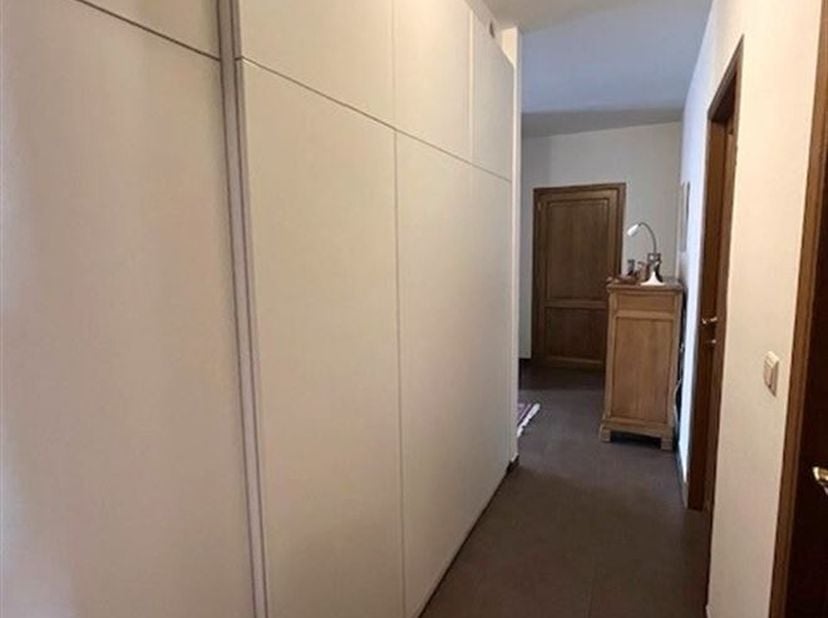 Bel appartement au 2ème étage avec 2 chambres<br />
Cet appartement est très bien situé pour ceux qui aiment avoir tout à portée de main.<br />
Il est