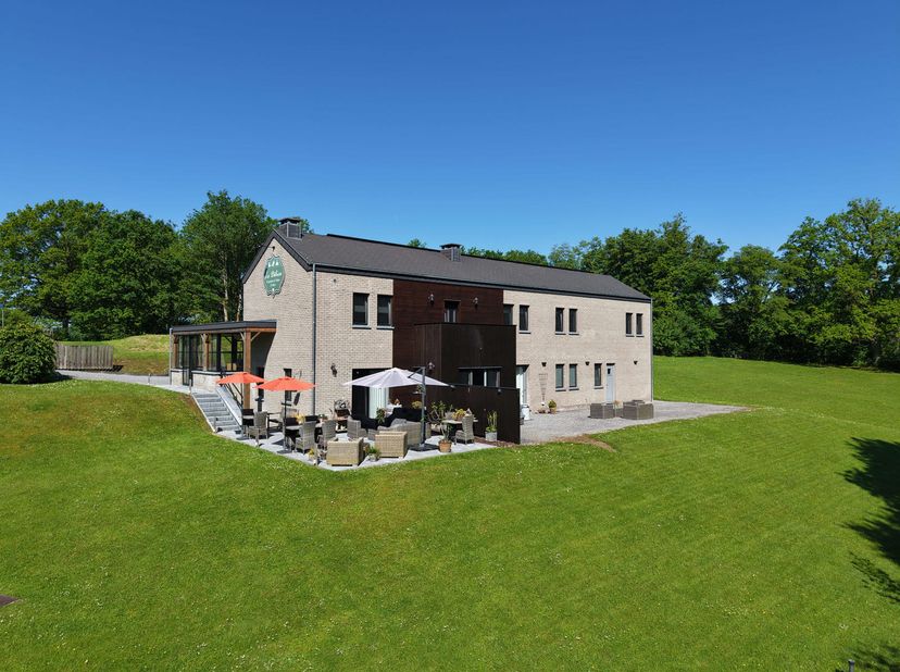Antoine Immobilier biedt u deze prachtige vakantieaccommodatie te koop aan, gelegen in Sy (Ferrières), in een rustige en groene omgeving, vlak bij wan