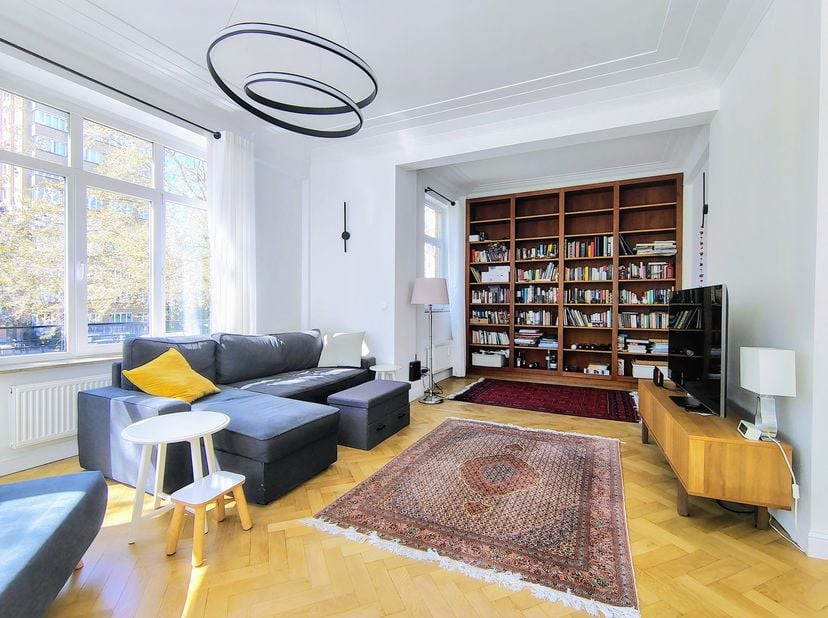 WOLUWE-SAINT-LAMBERT, vlakbij het Vergote-plein. Prachtig, pas gerenoveerd GEMEUBILEERD APPARTEMENT van ± 160 m² (3 slaapkamers/2 badkamers), volledig