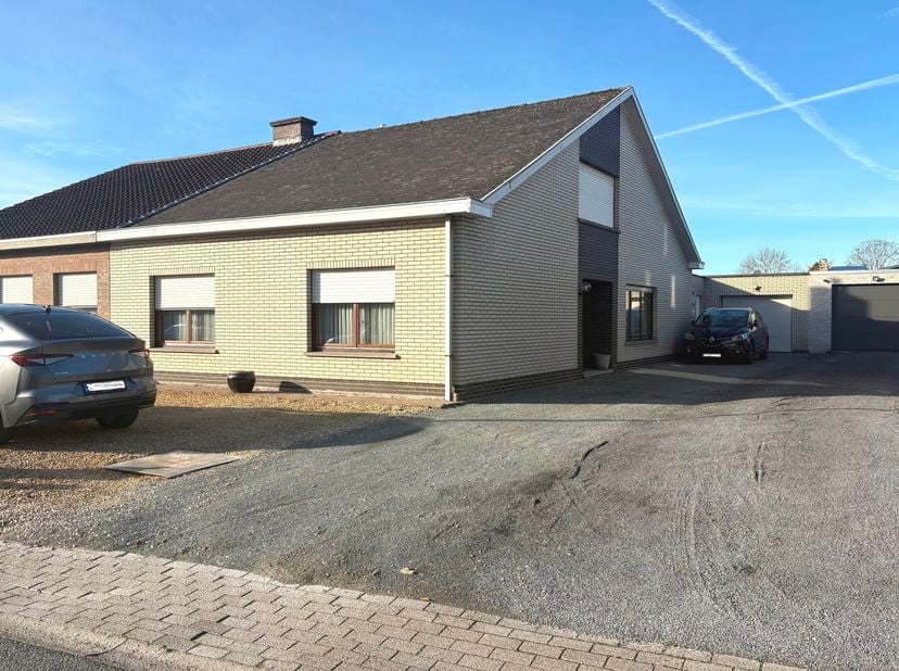 In het rustige Teralfene, op een bijzonder gunstige locatie nabij het station én de oprit van de E40, ontdek je deze halfopen bebouwing op een mooi pe