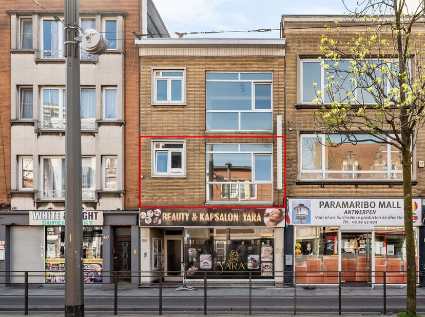 Openhuizendag op zaterdag 13 juni van 15u30 - 16u30<br />
Gerenoveerd appartement met 2 slaapkamers in hartje Merksem!<br />
Ligging: Dit recent geren