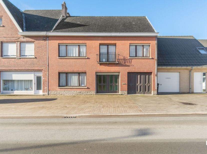 Deze te renoveren woning nabij het dorp van Balegem ligt op een perceel van 455 m² en biedt een bruikbare vloeroppervlakte van ongeveer 183 m² (zonder