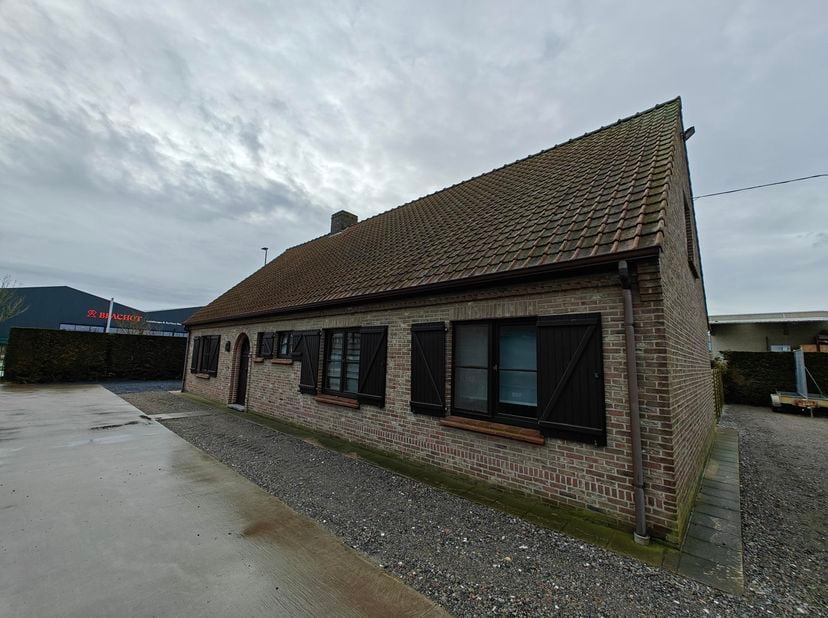 Deze charmante woning is gelegen te Deinze , E3-laan 99.<br />
<br />
De woning combineert comfort en functionaliteit met een ruime tuin.<br />
Bij he