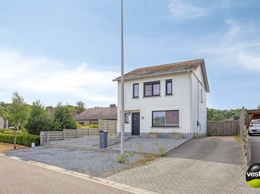 Aan de Oude Baan 26 in Tessenderlo-Ham bevindt zich deze verzorgde en gedeeltelijk gerenoveerde open bebouwing. De woning is gelegen op een ruim perce