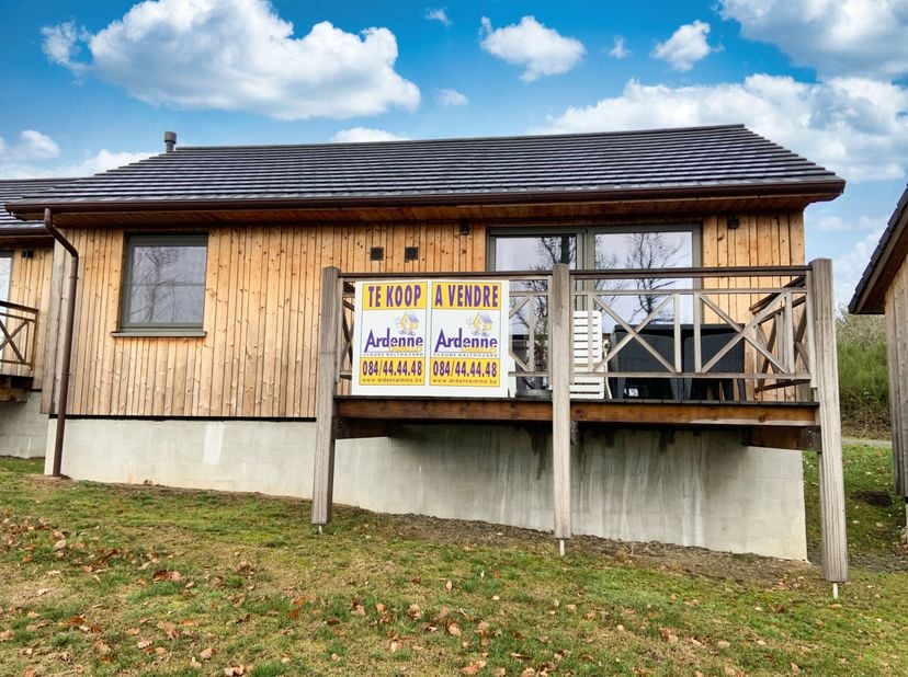 Glv: salon, eetkamer, ingerichte keuken (elektrisch fornuis, koelkast, oven, afzuigkap, gootsteen), badkamer (douche, wastafel, toilet), 2 slaapkamers