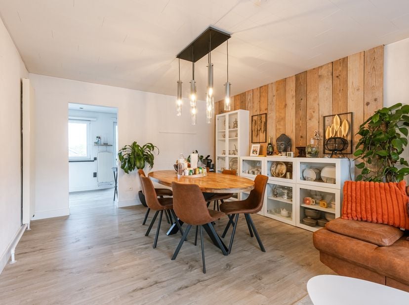 Ben je op zoek naar een ruime woning met karakter en een uitstekende ligging in Gent? Dan is deze woning aan de Brugsevaart 131 zeker een bezoek waard
